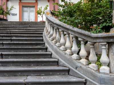Ritorniamo ora davanti alla scalinata per salire gli alti gradini e fare ingresso cos� all�interno della villa